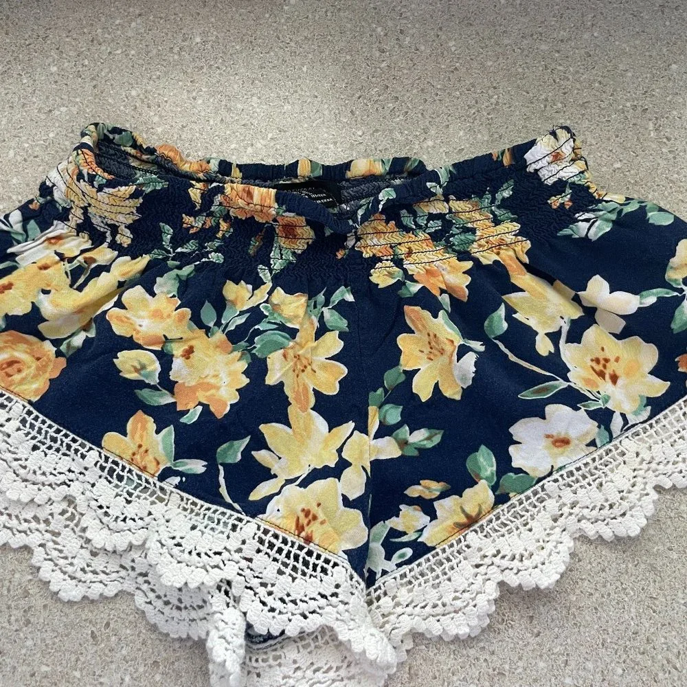 Floral Spring Feminine Short Short - Picture 2 of 3